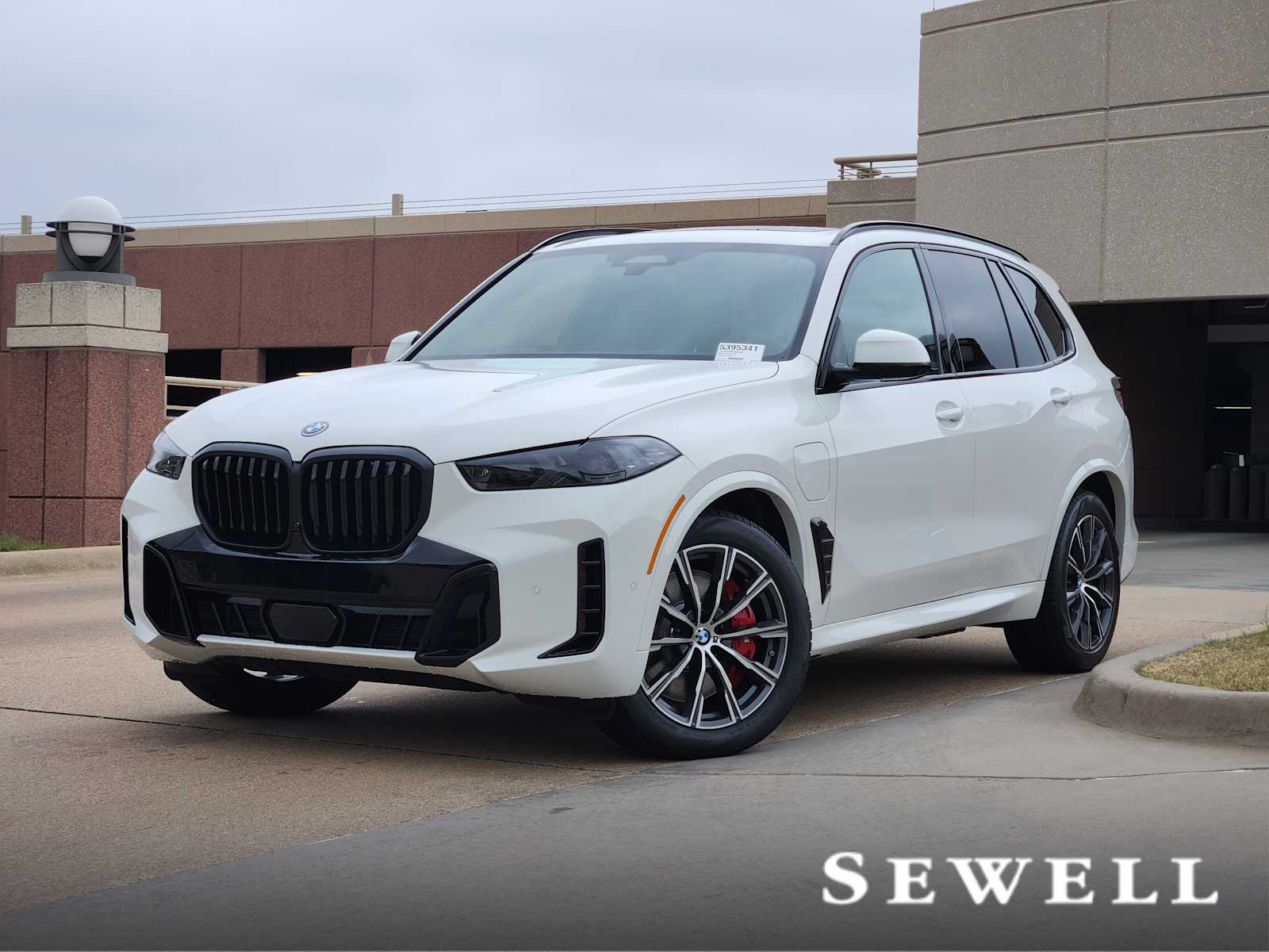 2026 BMW X5 50e's photo