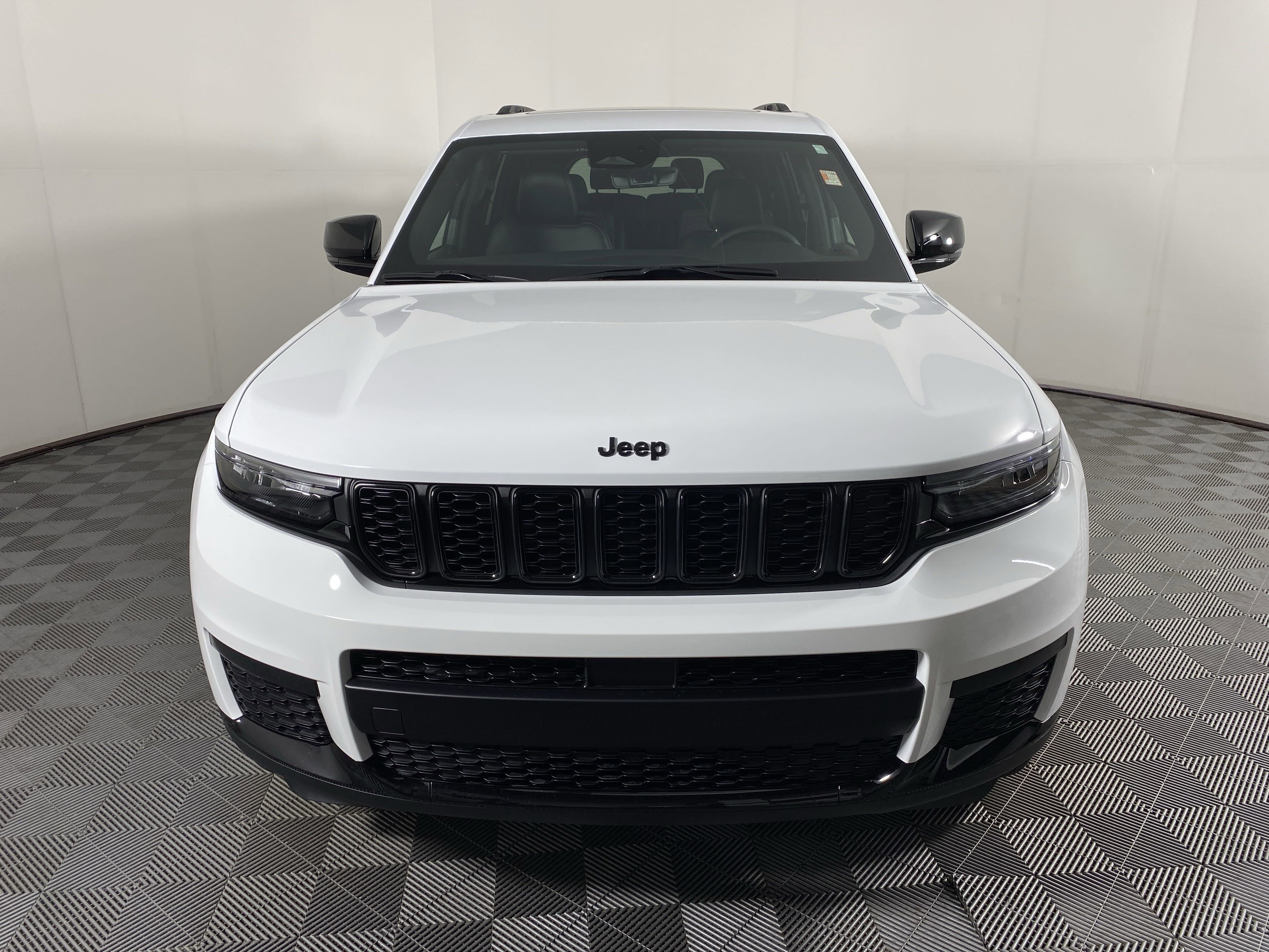 2025 Jeep Grand Cherokee Laredo Altitude photo 3
