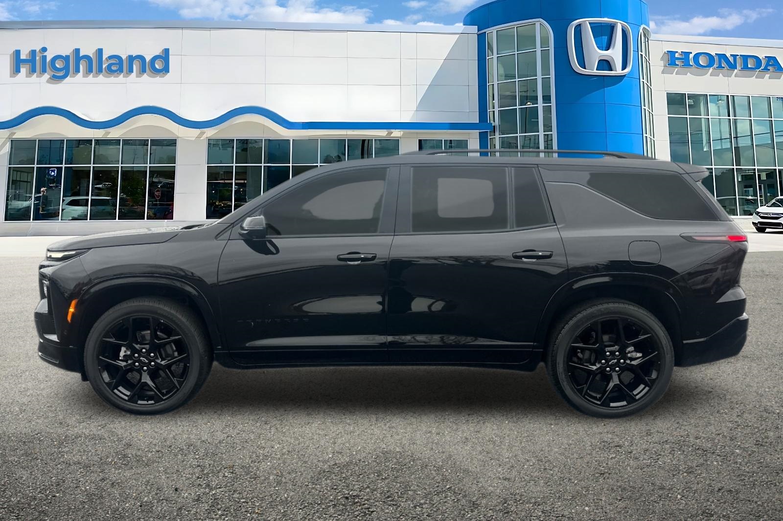 2025 Chevrolet Traverse RS photo 2