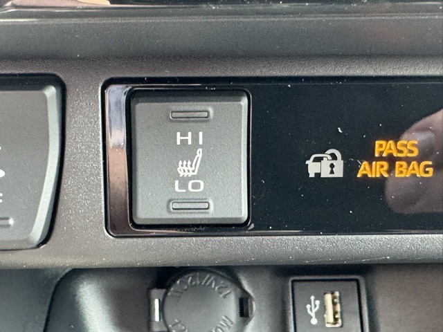 2025 Toyota RAV4 XLE photo 21