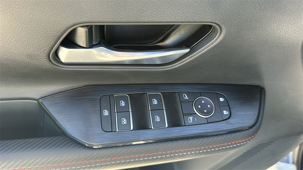 2026 Nissan Kicks SR photo 12