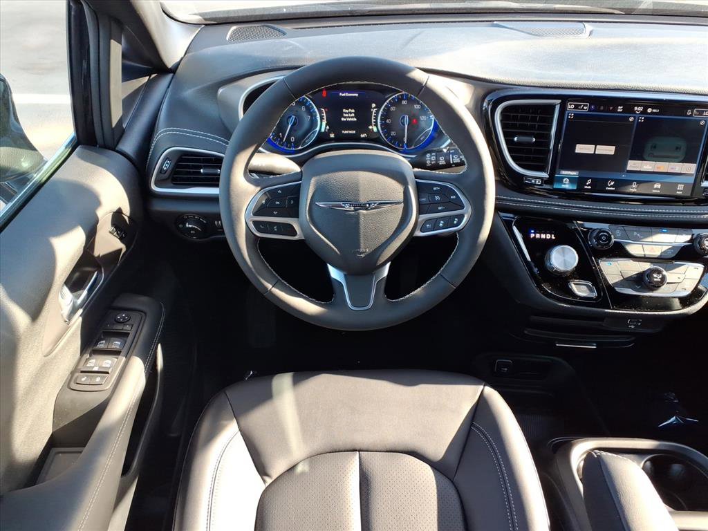 2026 Chrysler Pacifica photo 4