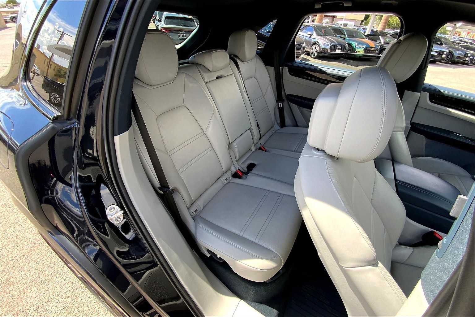 2022 Porsche Cayenne Base photo 18
