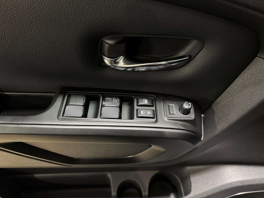2024 Nissan Titan Crew Cab photo 21