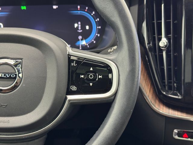 2022 Volvo XC60 B5 Inscription photo 23