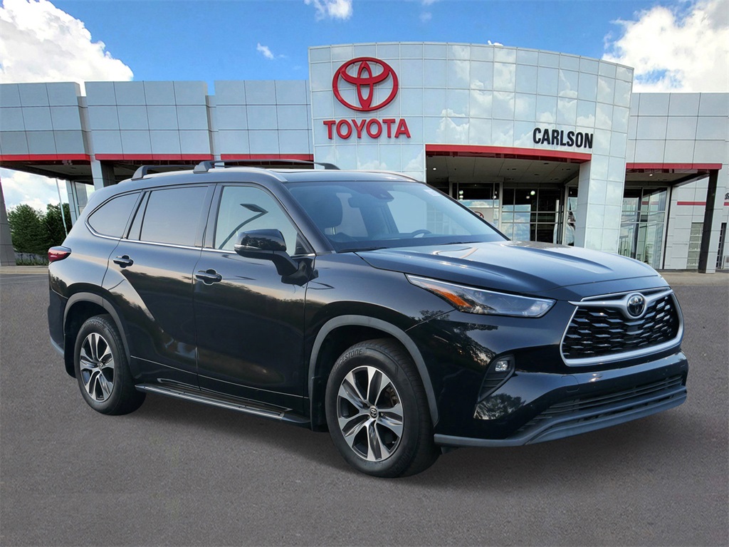 Certified 2022 Toyota Highlander XLE with VIN 5TDGZRBH0NS215295 for sale in Minneapolis, Minnesota