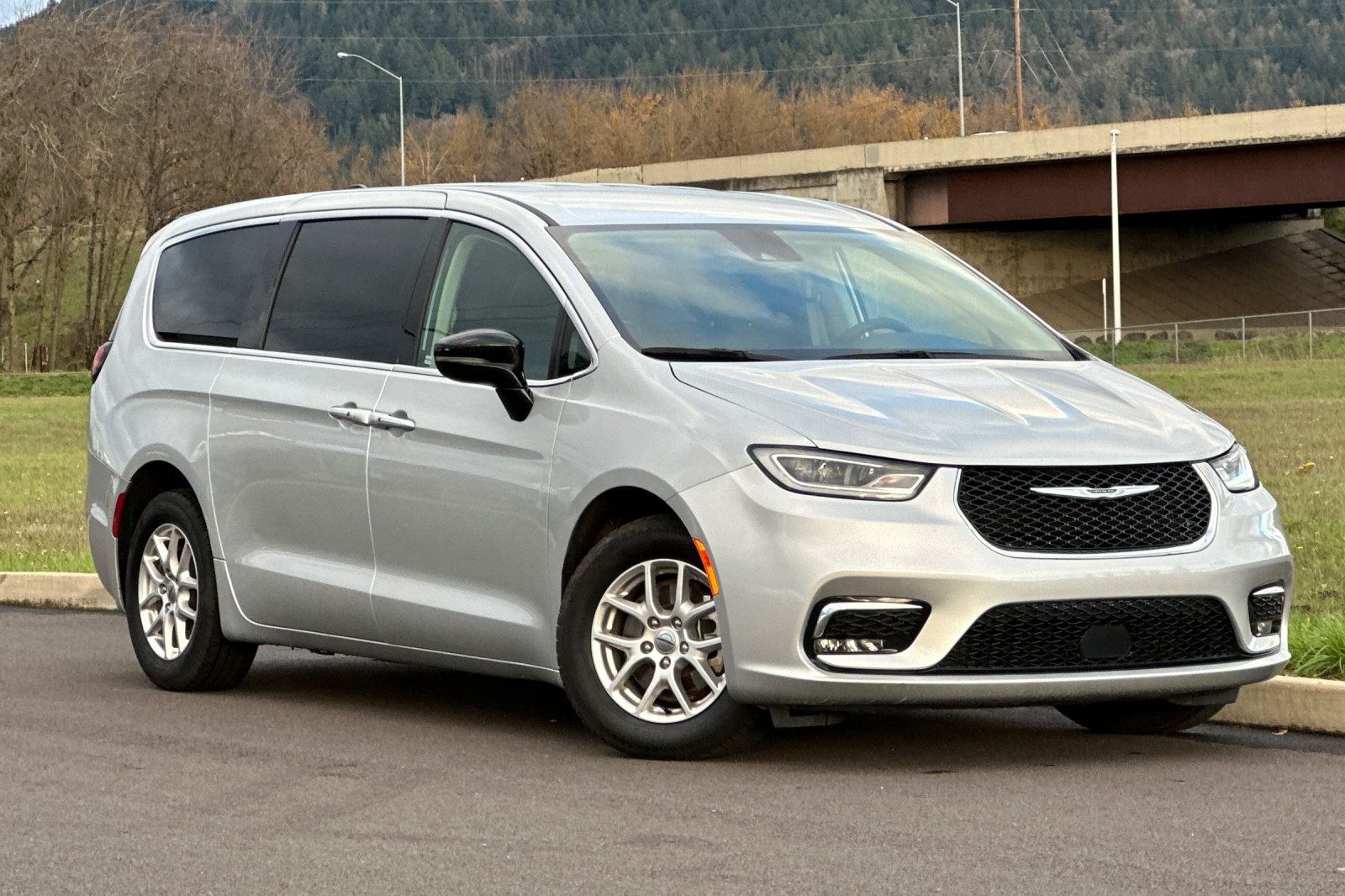 2024 Chrysler Pacifica Touring L's photo