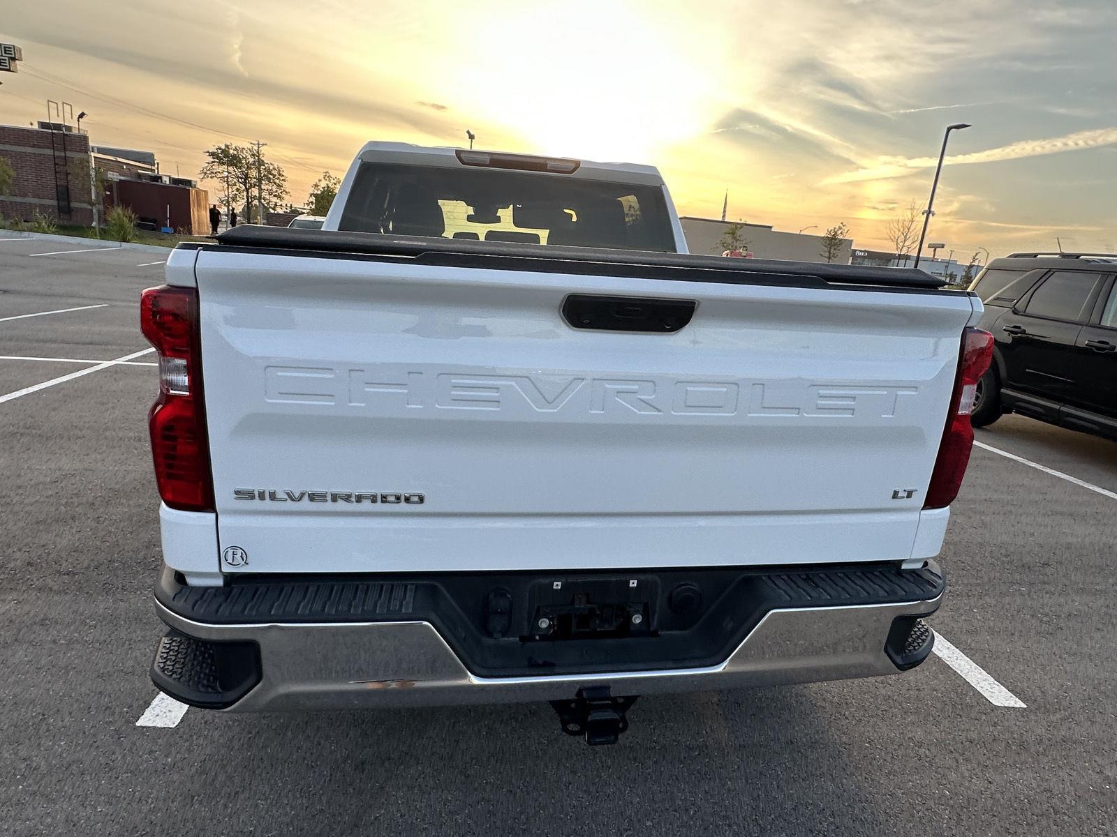 2022 Chevrolet Silverado 1500 LT photo 2