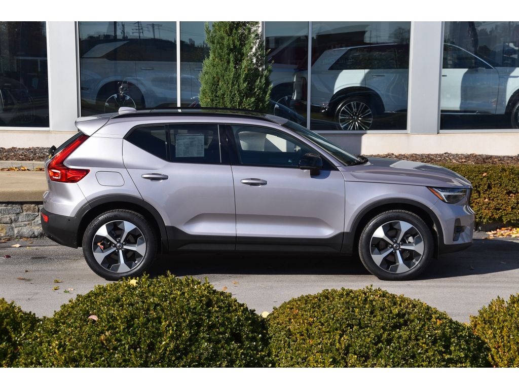 2026 Volvo XC40 Plus photo 3