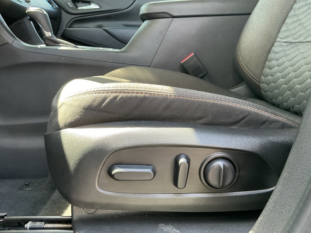 2020 Chevrolet Equinox LT photo 17
