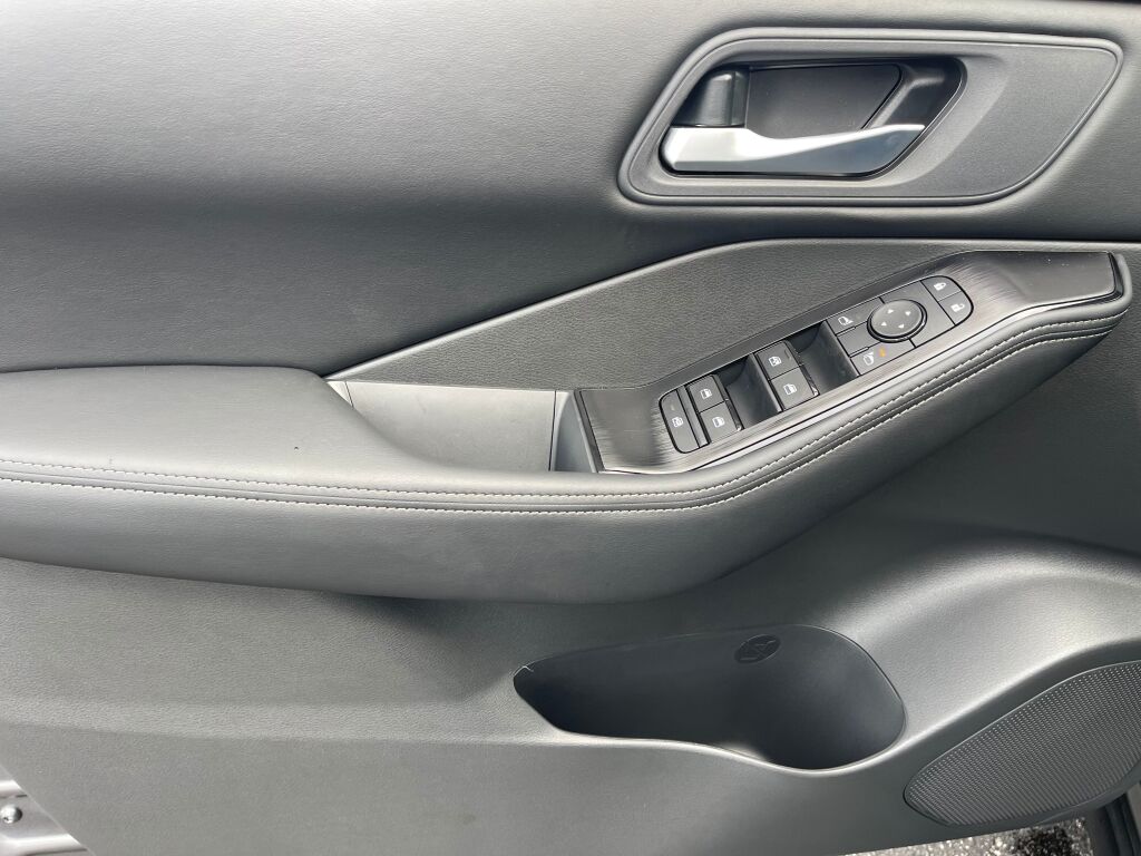 2026 Nissan Rogue SV photo 7