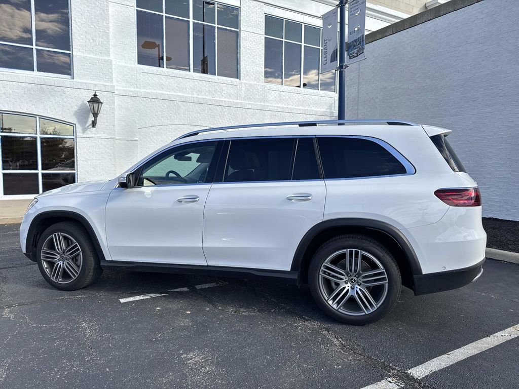2025 Mercedes Benz GLS 450 4MATIC photo 2