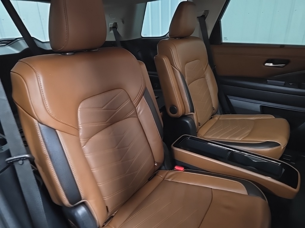 2023 Nissan Pathfinder Platinum photo 17
