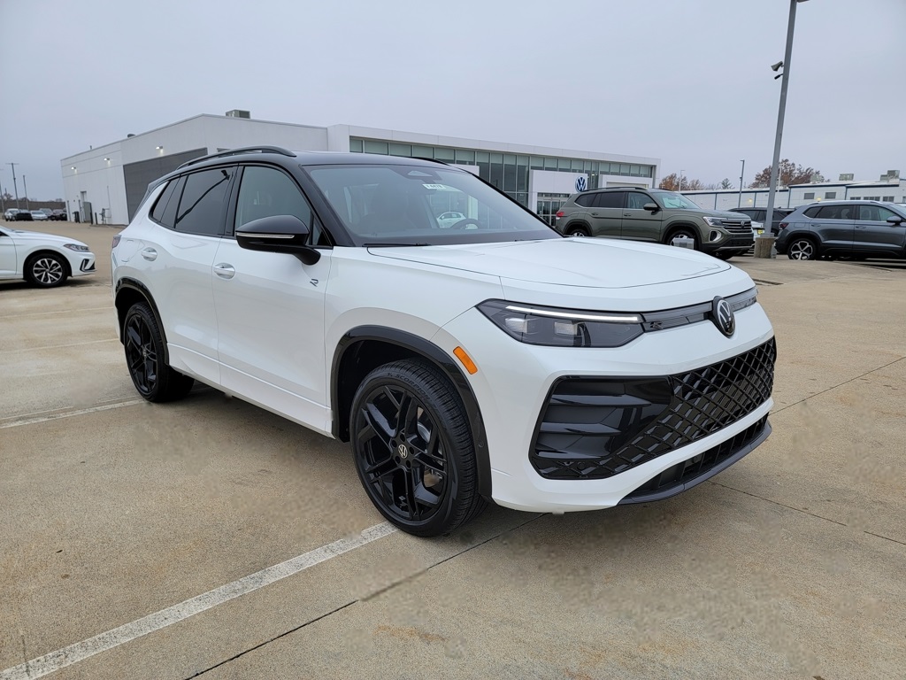 2026 Volkswagen Tiguan SE R-LINE BLACK's photo