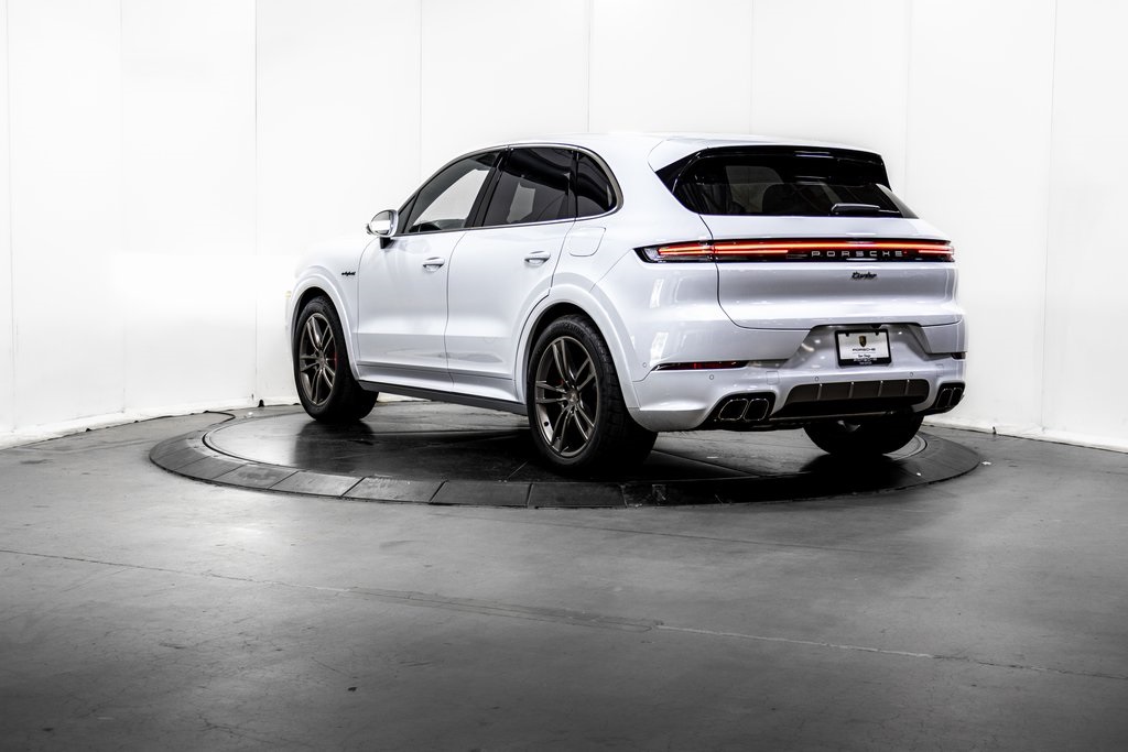 2025 Porsche Cayenne E-Hybrid Turbo photo 3