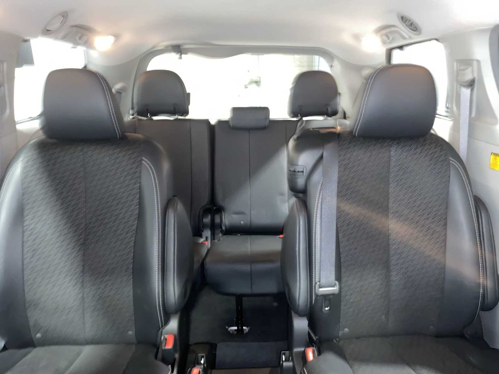 2011 Toyota Sienna SE photo 21