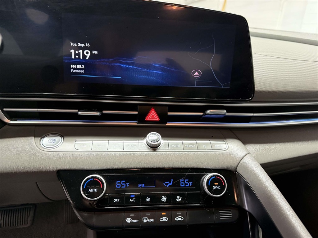 2024 Hyundai Elantra SEL photo 3