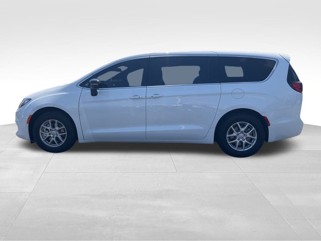 2025 Chrysler Voyager LX photo 2