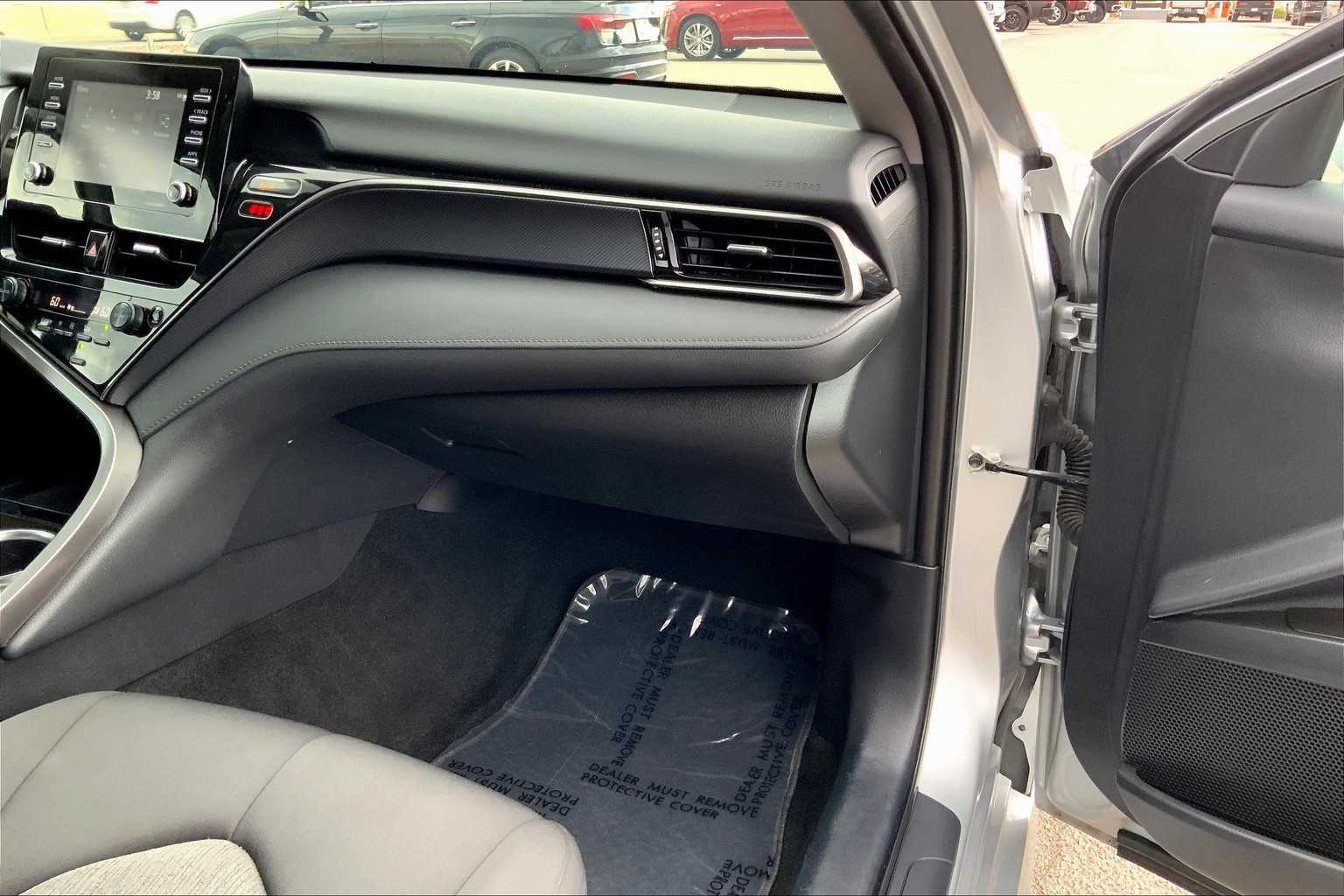 2022 Toyota Camry LE photo 17