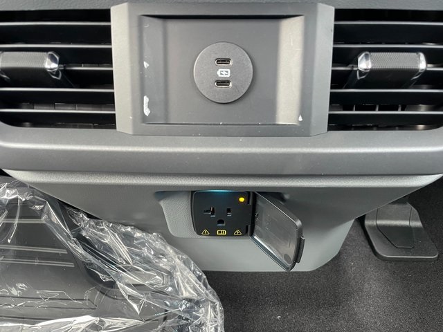 2025 Ford F-150 Lightning photo 12