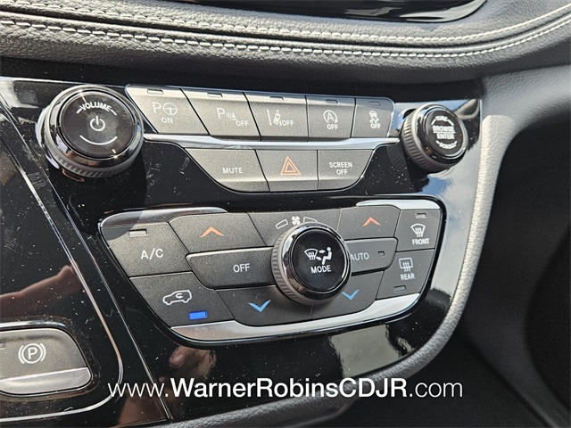 2025 Chrysler Pacifica photo 17