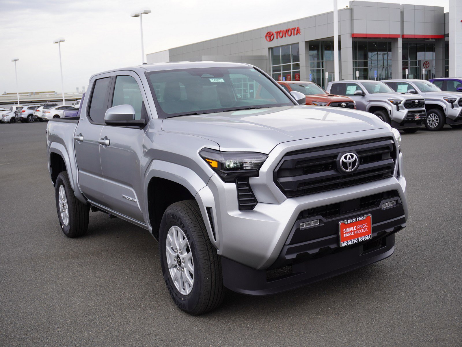 2025 Toyota Tacoma SR5's photo