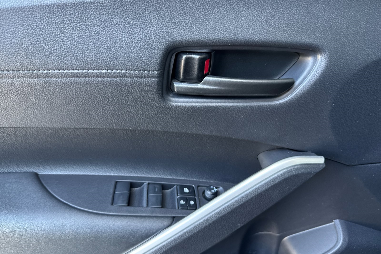 2024 Toyota Corolla Cross Hybrid SE photo 11