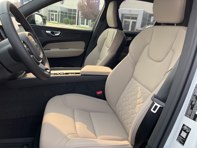 2026 Volvo XC60 B5 Plus photo 10