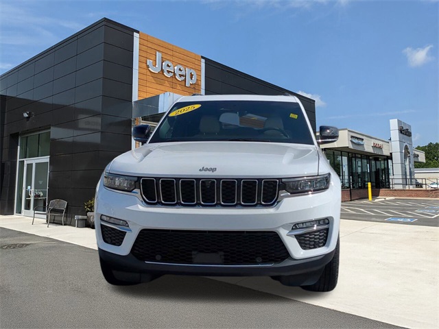 2025 Jeep Grand Cherokee Limited photo 3