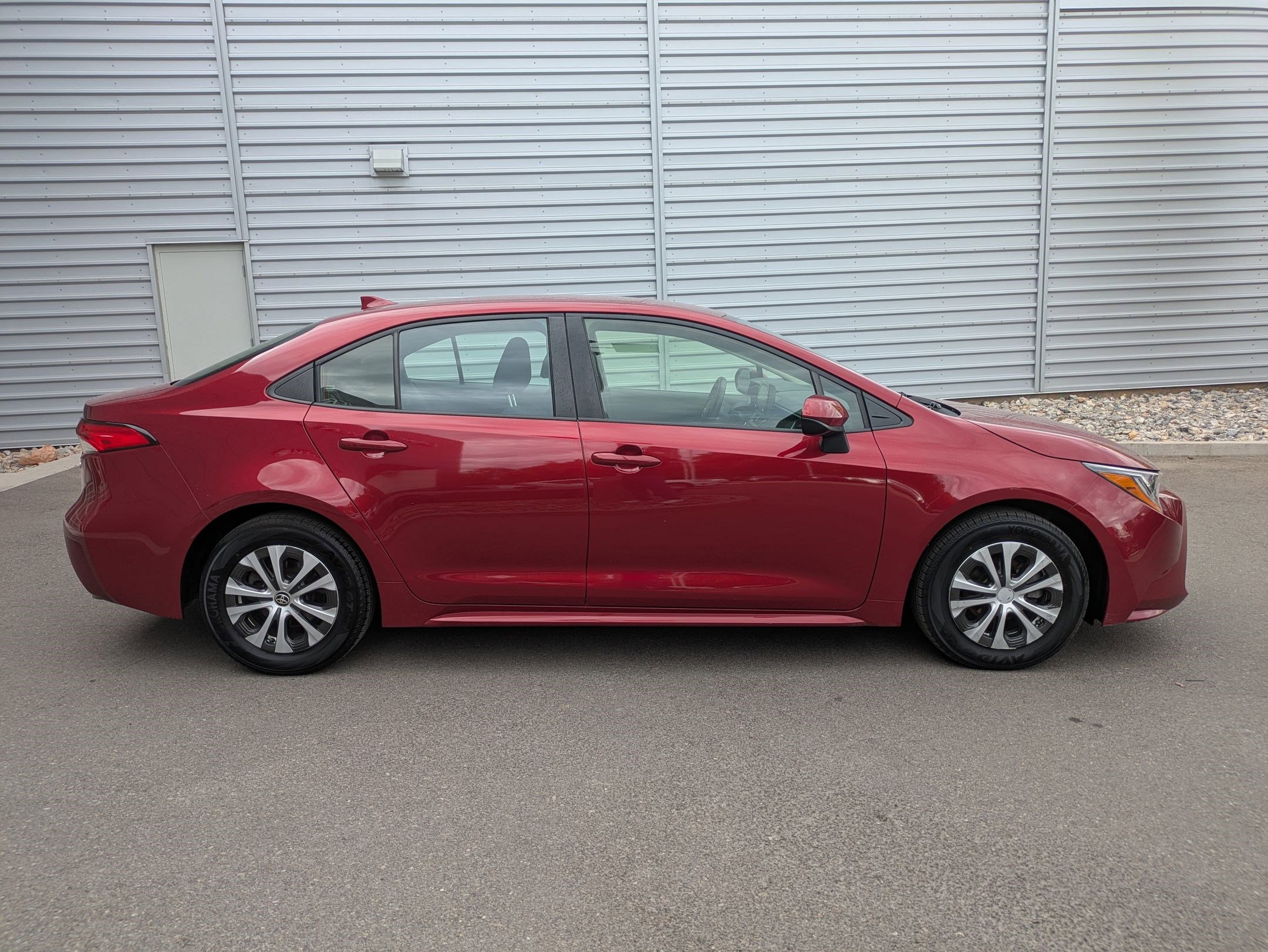 2022 Toyota Corolla Hybrid LE photo 2