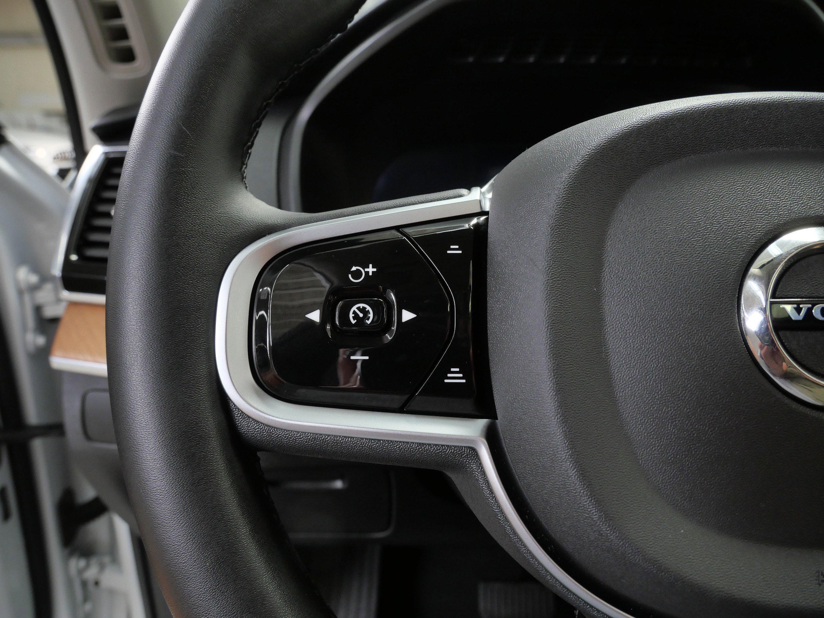 2025 Volvo XC90 Plus photo 23