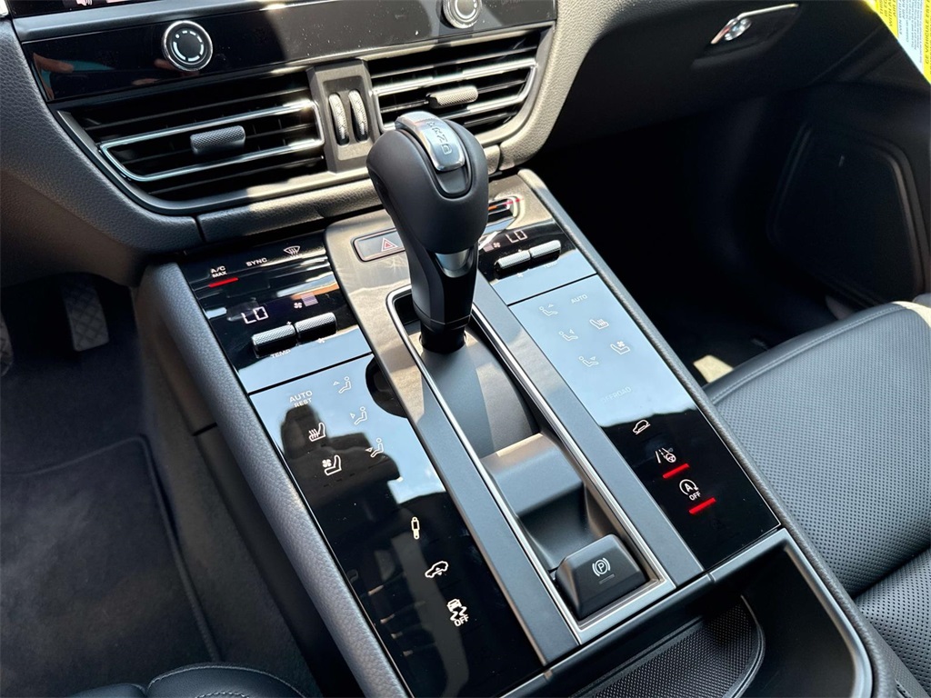 2025 Porsche Macan S photo 27