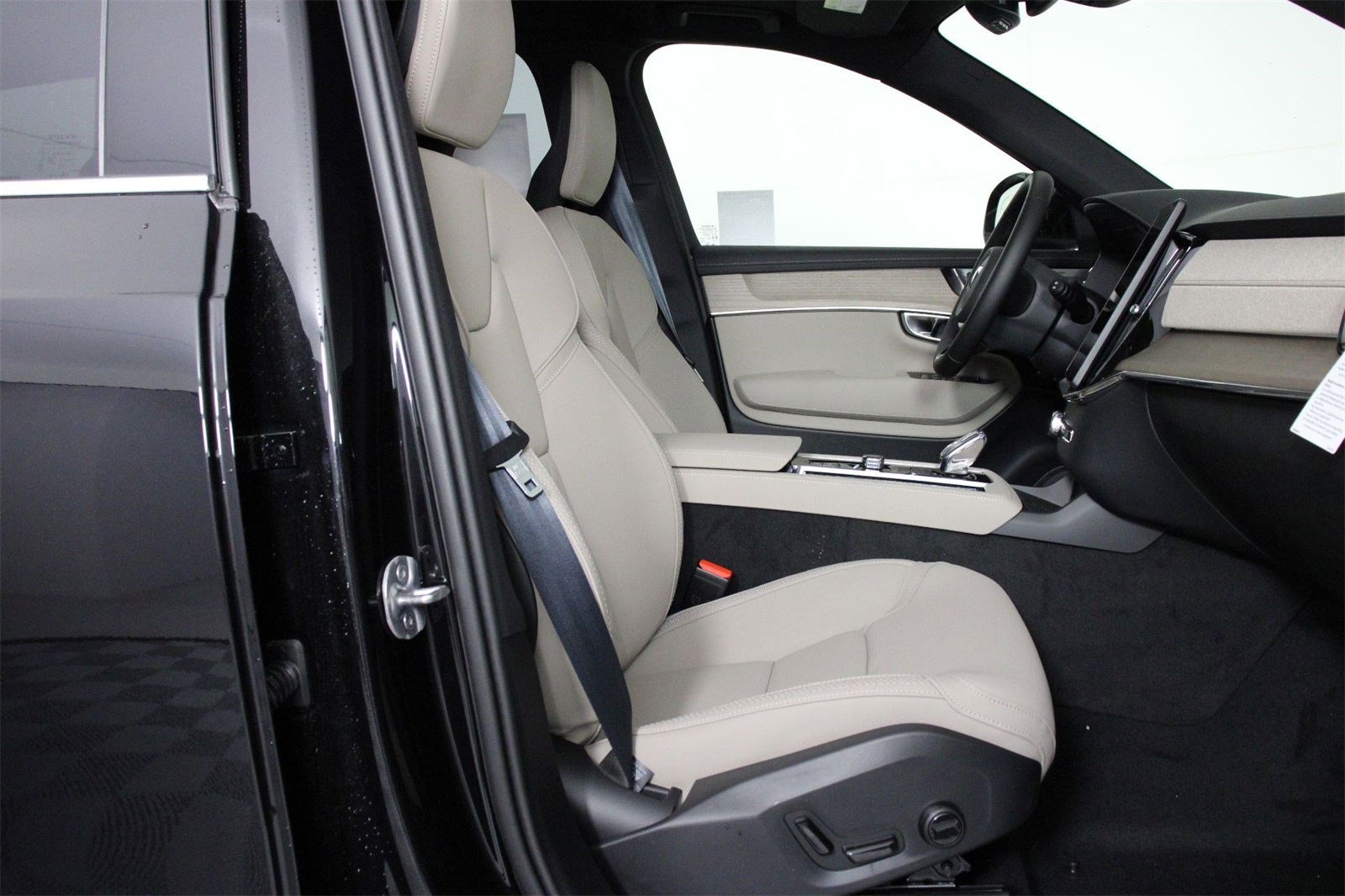2026 Volvo XC90 B5 Plus photo 9