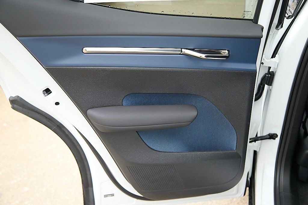 2026 VOLVO EX30 - Image 16