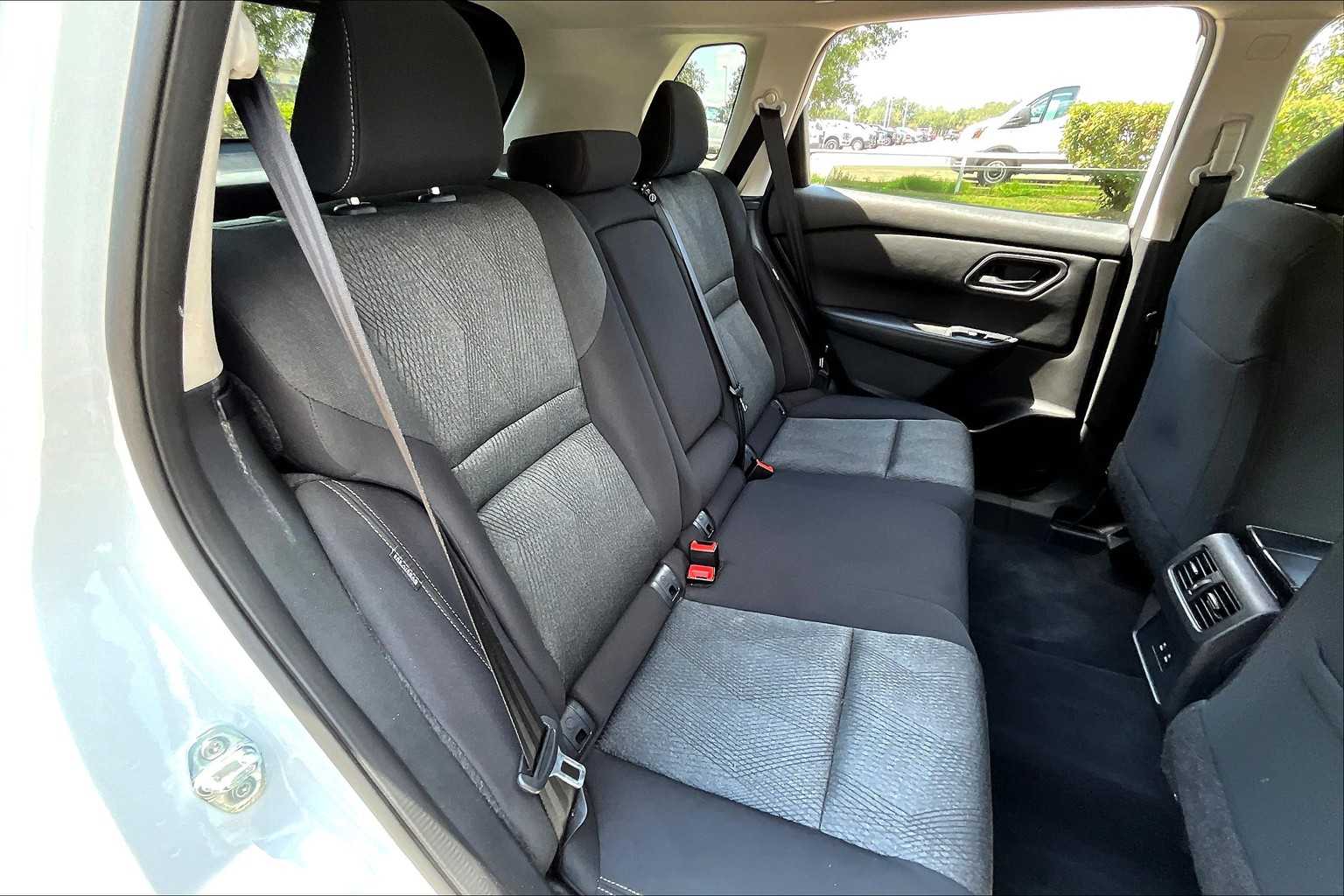 2024 Nissan Rogue SV photo 18