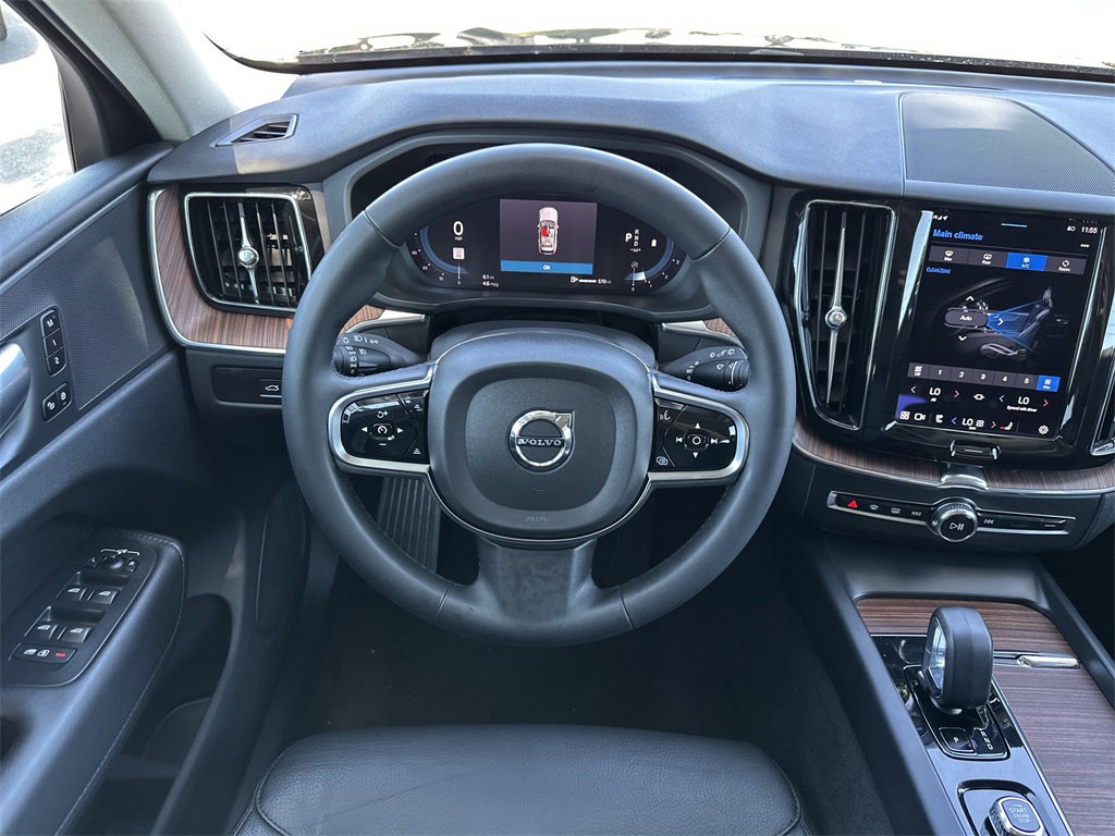 2023 Volvo XC60 B5 Plus photo 14