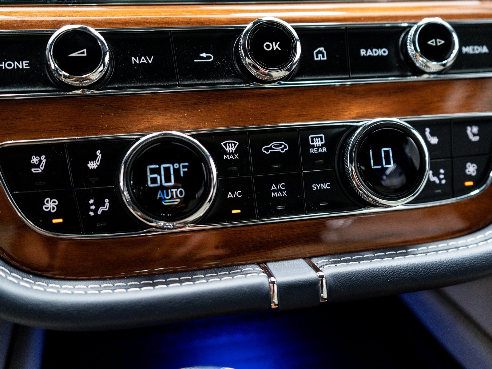 2025 Bentley Bentayga EWB Azure V8 photo 31