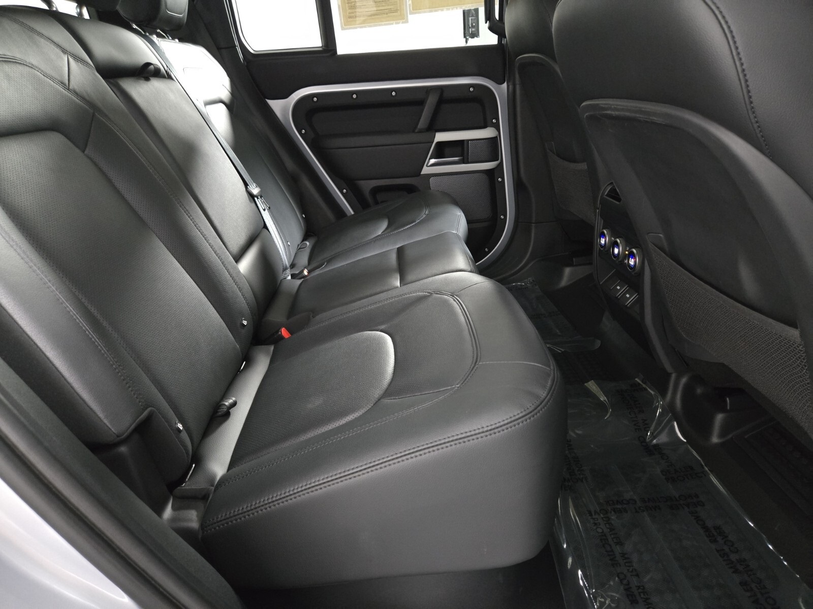 2024 Land Rover Defender 110 S photo 13