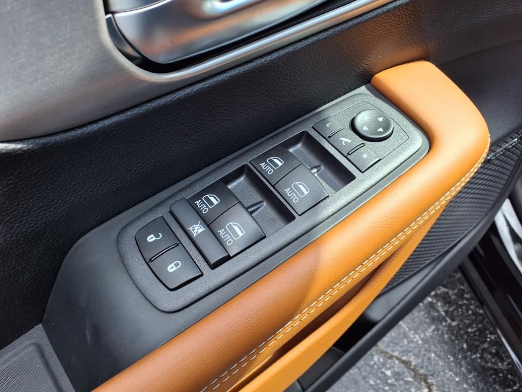 2026 Chrysler Pacifica Pinnacle photo 8