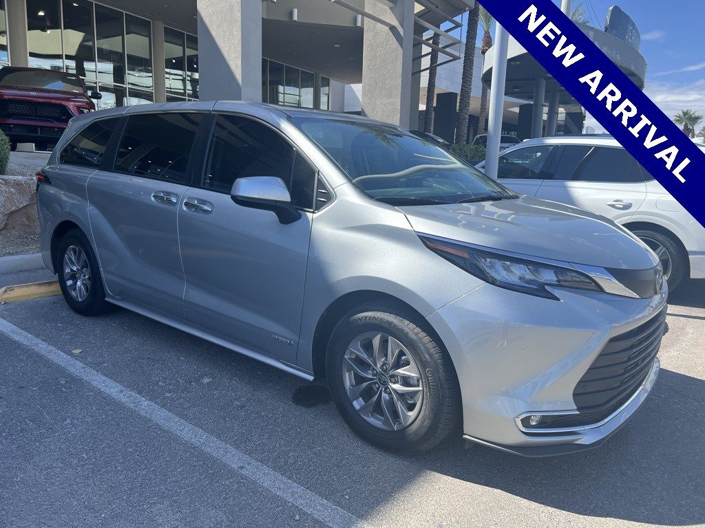 2021 Toyota Sienna XLE photo 2