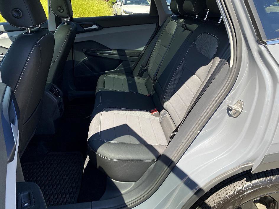 2024 Volkswagen Taos SE photo 14