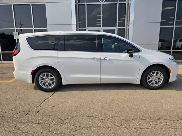 2026 Chrysler Pacifica photo 2