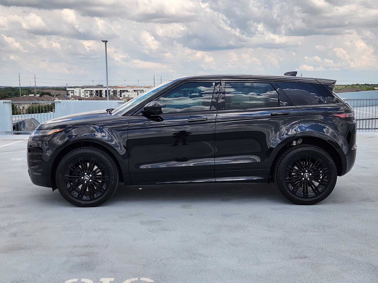 2026 Land Rover Range Rover Evoque Dynamic SE photo 4