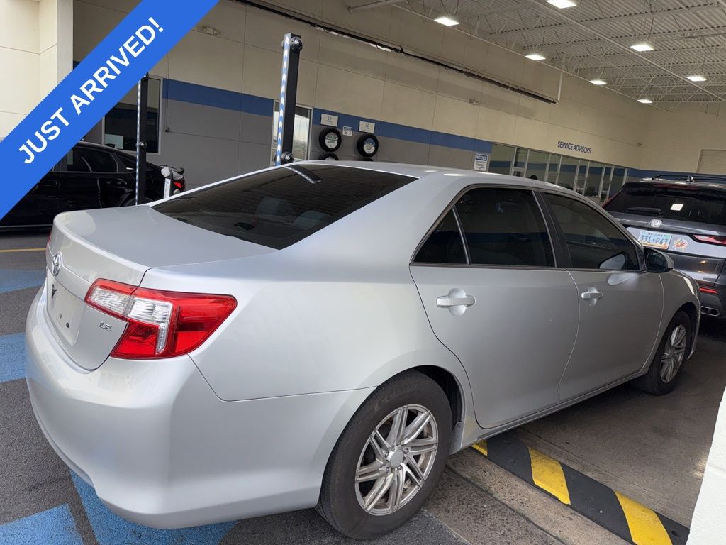 2012 Toyota Camry LE photo 3