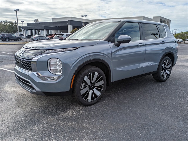 2025 Mitsubishi Outlander SE's photo