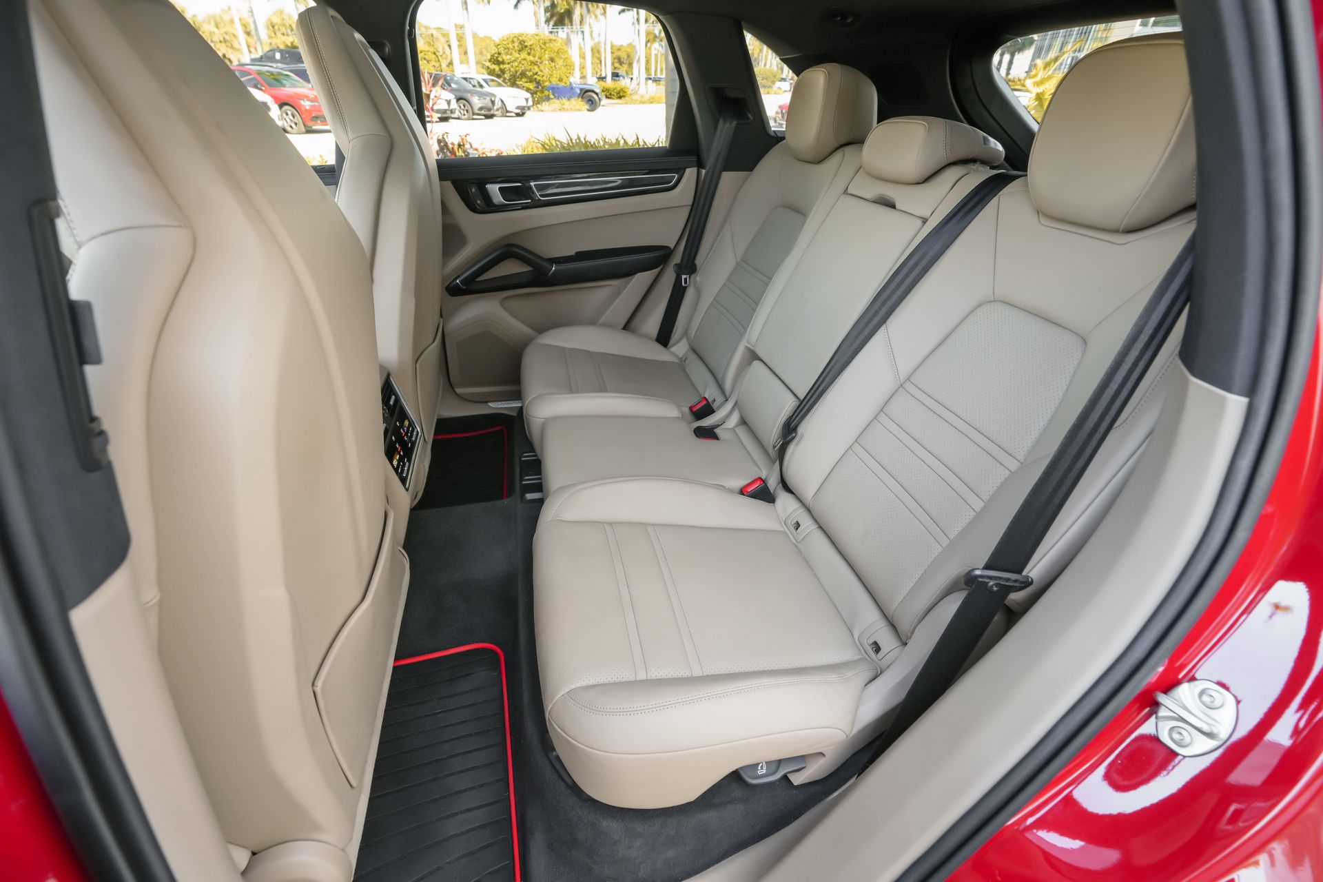 2023 Porsche Cayenne Platinum Edition photo 18
