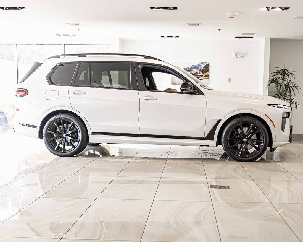 2025 BMW X7 - Image 9
