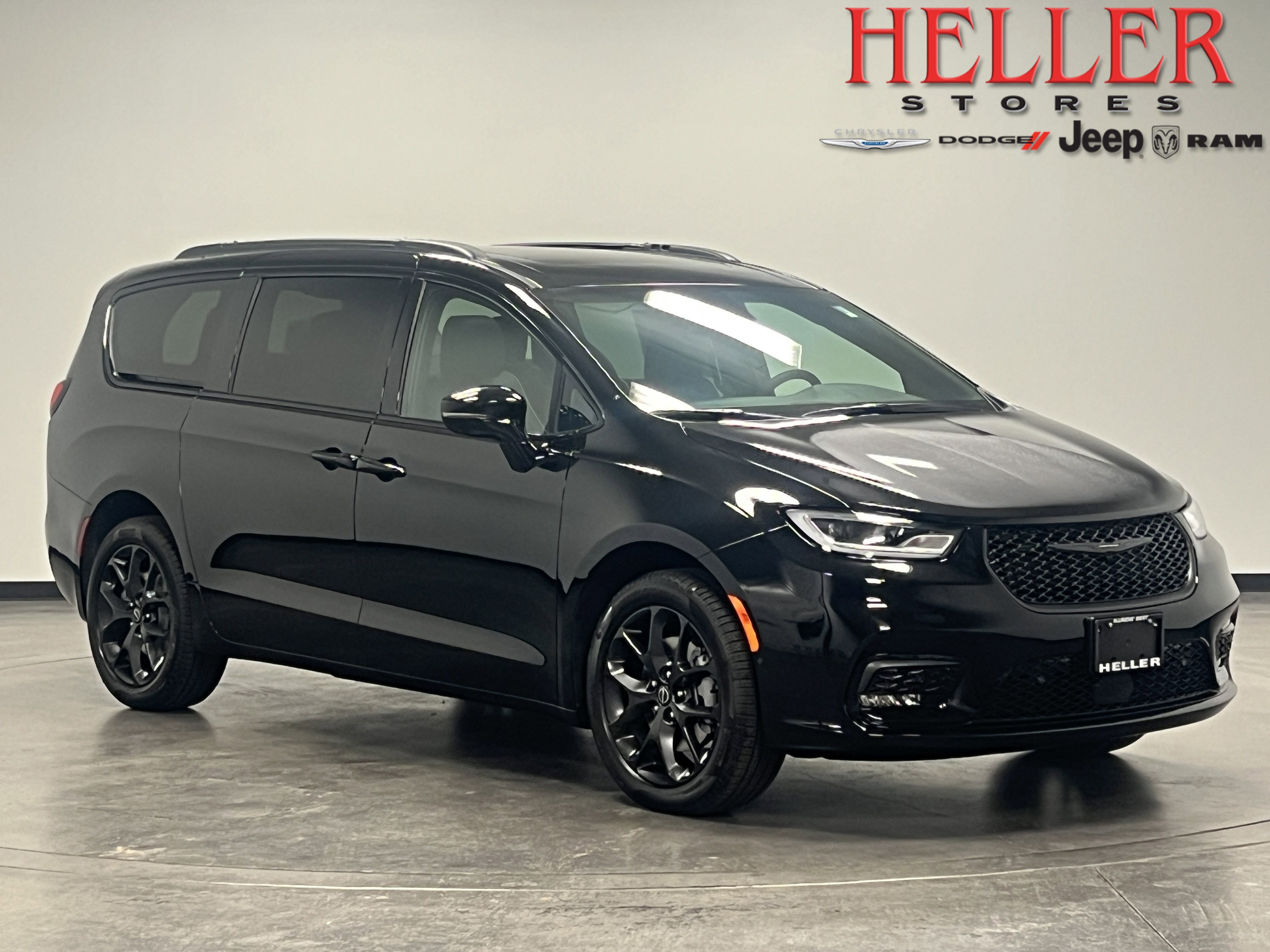 2026 Chrysler Pacifica Limited's photo