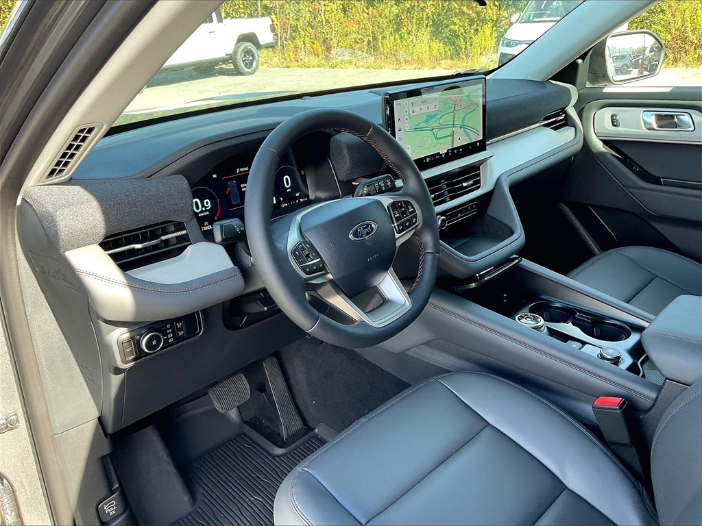 2025 Ford Explorer photo 8