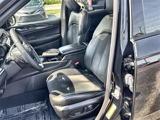 2023 Jeep Grand Cherokee Laredo Altitude photo 10
